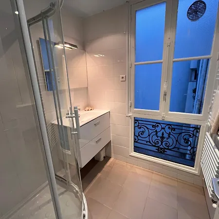 Vivre Au Village Des Batignolles * Paris